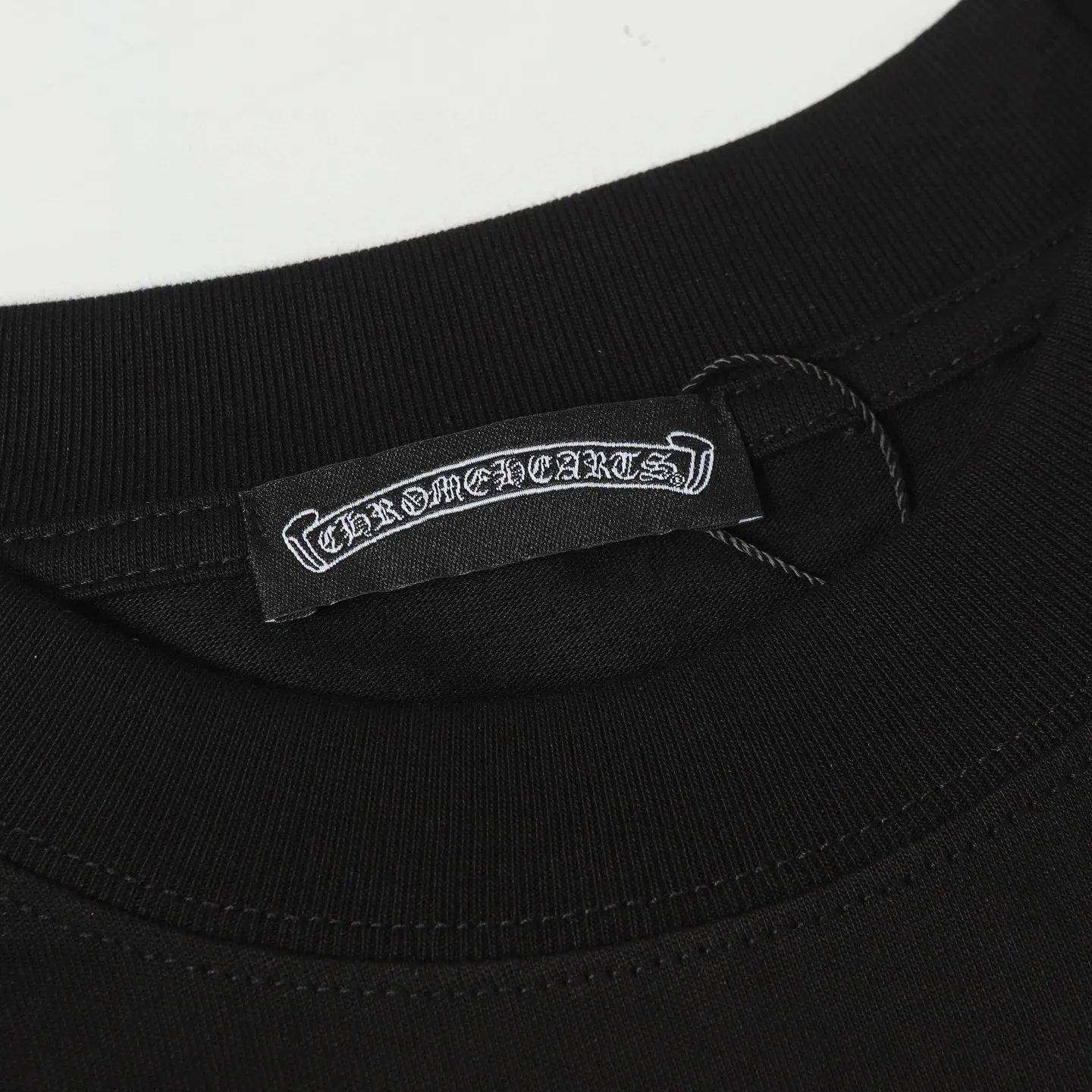 🅿️170 CHROME HEARTS/Chrome Heart CH Sanskrit printed short-sleeved T-shirt The fabric is made of 280g heavy combed cotton, customized with 32 count 1*1 threads, and washed twice for ready-to-wear. The fabric is comfortable and skin-friendly without any strange feeling. Custom-dyed fabric, with high textile density, good drape, and not easy to deform. The thick texture and tight spinning process will not affect the breathability of the fabric. The color saturation is very high. Imported digital direct-injection printing technology. A versatile and good-looking short-sleeve. The loose version covers the flesh and makes you look slimmer. It is the same style for men and women. It has three complete standards. Color: Black-White Size: XS-L